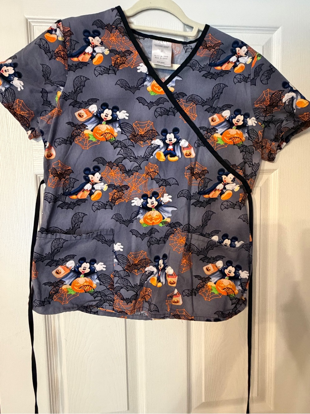 Disney Gray Short Sleeve Halloween Wrap Scrub Top Size Medium